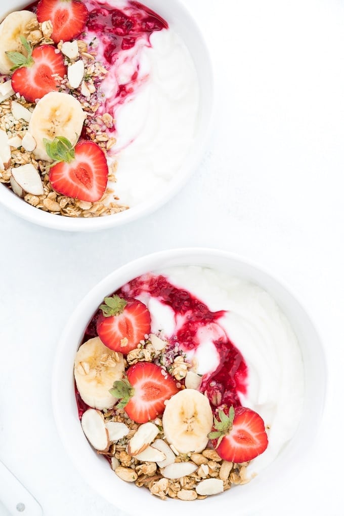 El yogur griego y el hígado: por qué un solo alimento no alcanza y qué patrón de alimentación sí muestra evidencia