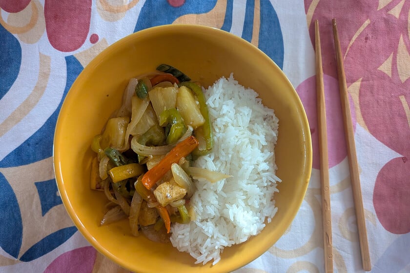 Tofu agridulce con piña: cómo lograr la textura dorada sin renunciar a la salsa clásica