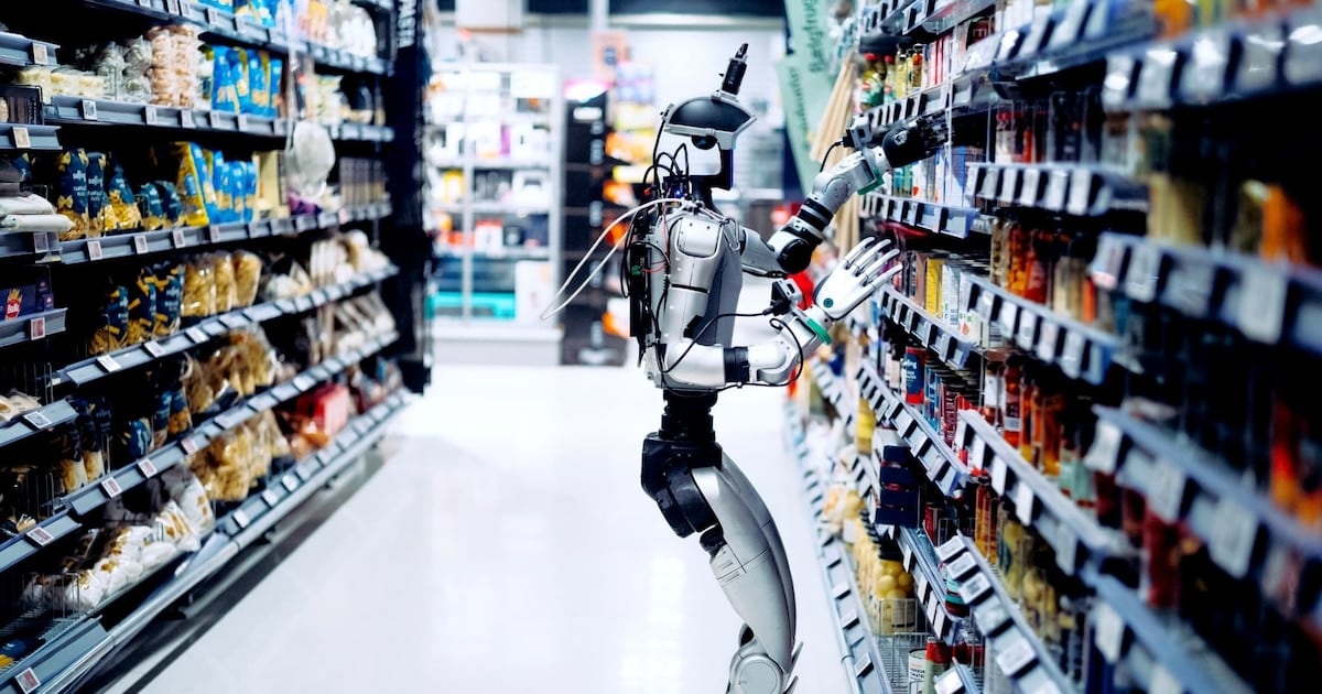 De madrugada, cuando la góndola se queda vacía, los robots aprendan a llenarla