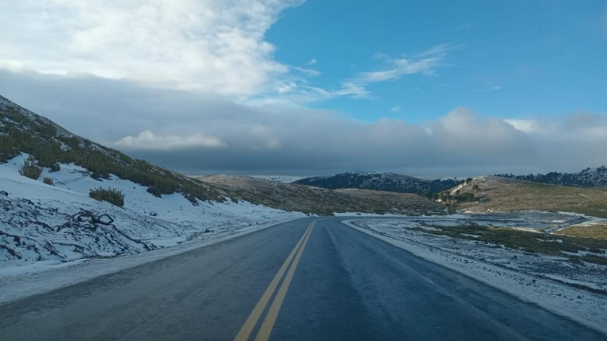 La cordillera neuquina amanece con los dos pasos abiertos, pero el hielo y la lluvia obligan a extremar los cuidados al volante