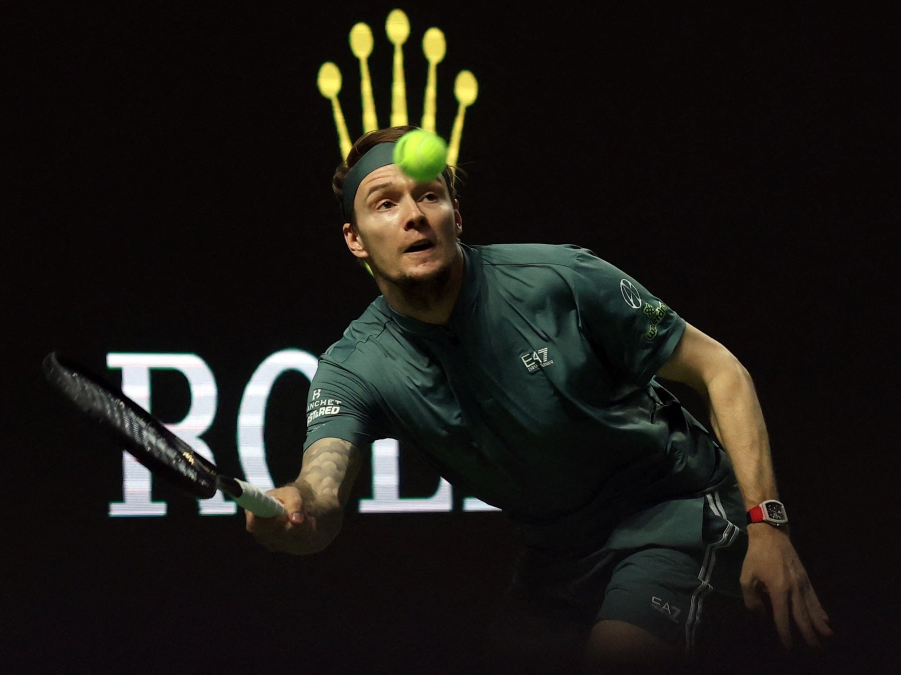 Bublik se cortó la mano, sangró, se vendó y terminó festejando en Shanghai