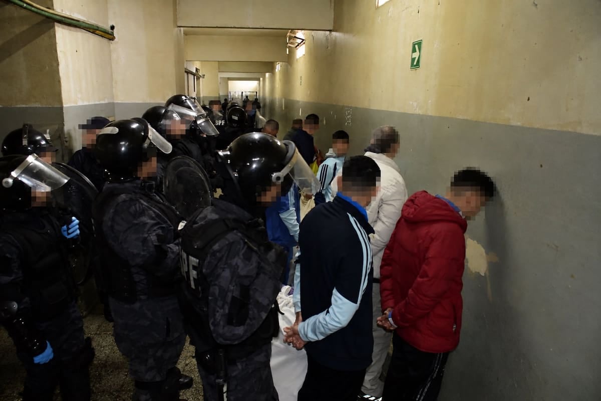 Trasladan presos de Devoto al nuevo penal de Marcos Paz en un operativo federal que arrancó con 326 internos
