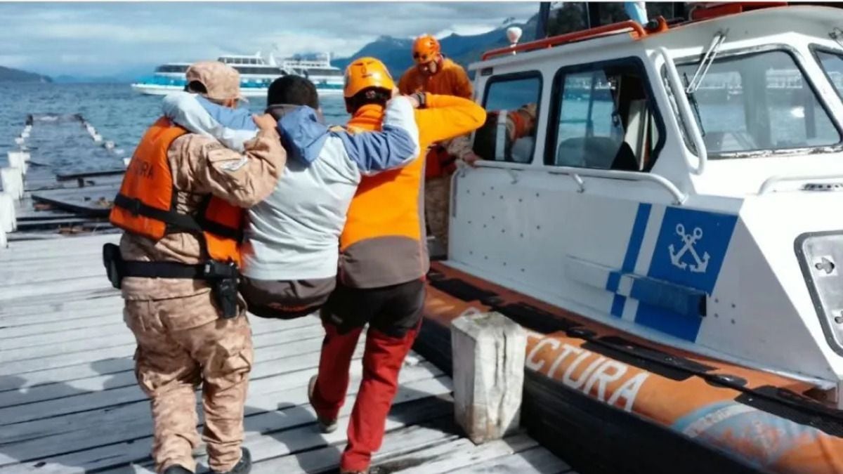Evacuaron por lago Nahuel Huapi a un visitante lesionado en el sendero al Bosque de los Arrayanes