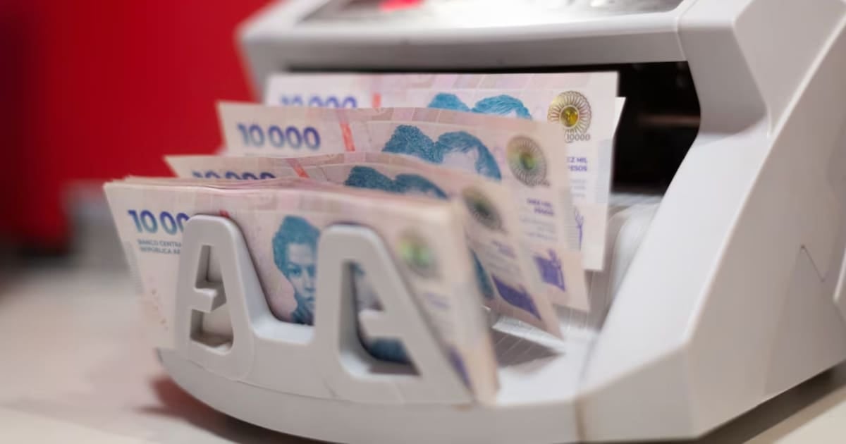 El billete roto no se pierde: el Banco Central recordó que los bancos están obligados a canjearlo a cualquiera, cliente o no
