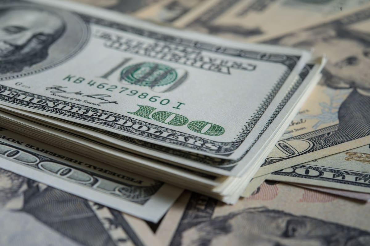 El techo cambiario de noviembre se recalibra a $1.989 y acumula un retraso del 27,8% frente al mayorista