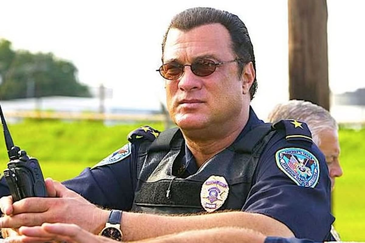 Steven Seagal colgó la campera de Hollywood y se calzó la placa en una patrulla texana