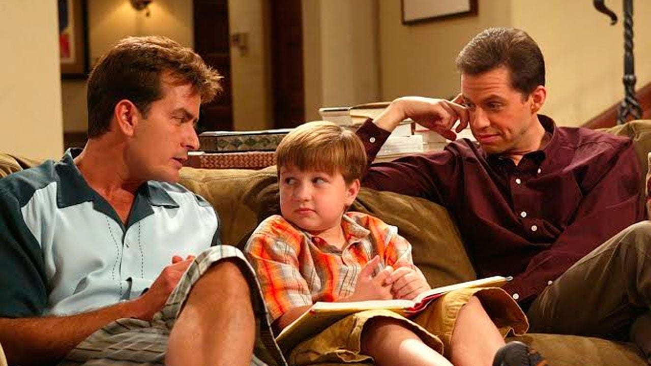 Hugh Grant estuvo a un contrato de reemplazar a Charlie Sheen y se bajó a último momento