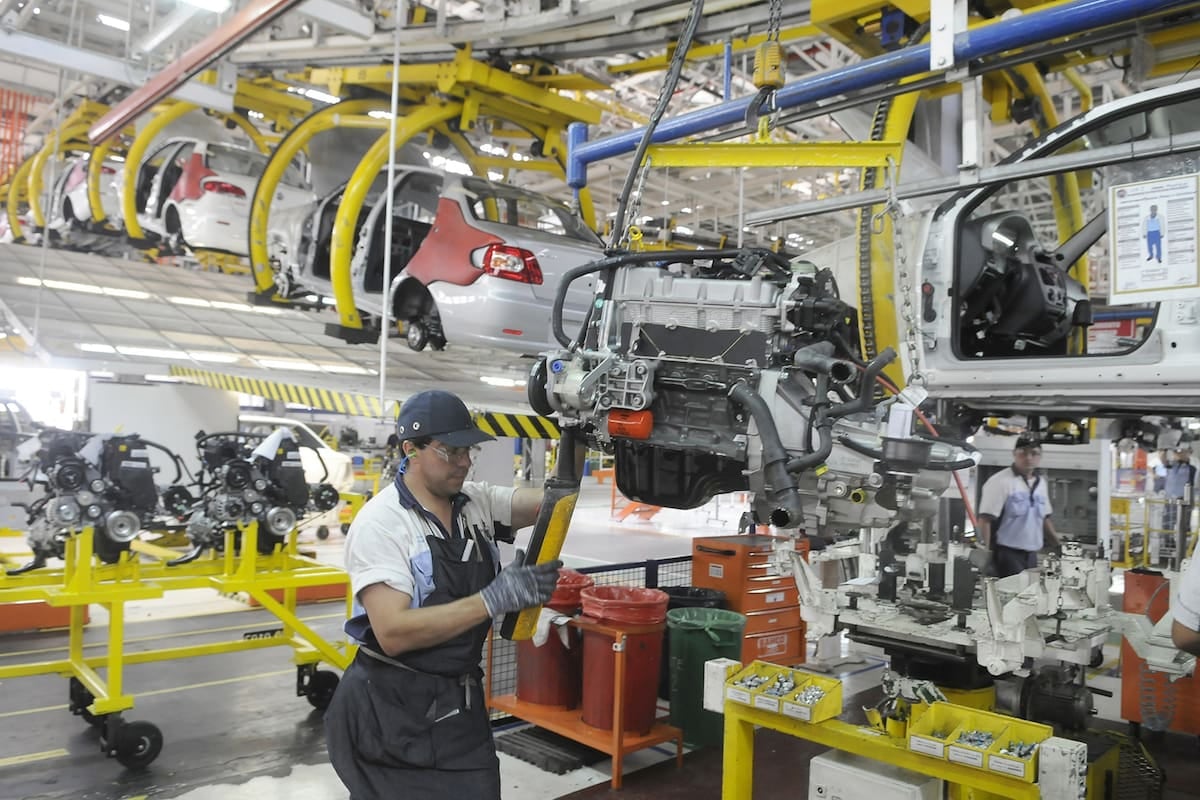 La industria opera con cuatro de cada diez plantas paradas y queda por debajo de 2025