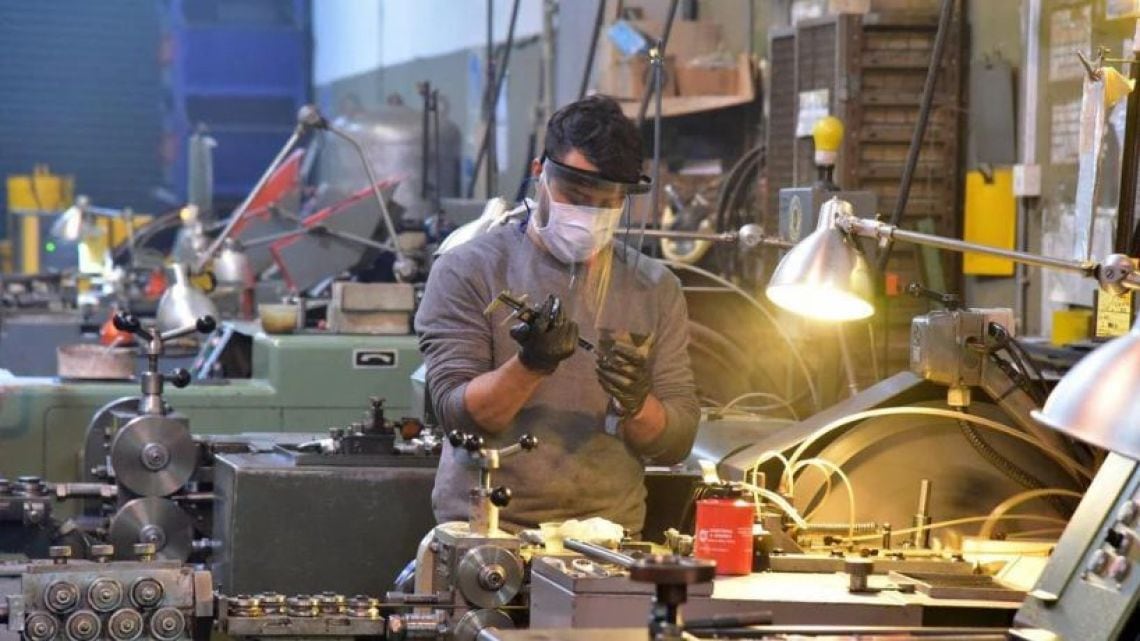 La industria argentina trabaja con casi la mitad de su maquinaria detenida y el empleo formal se resiente