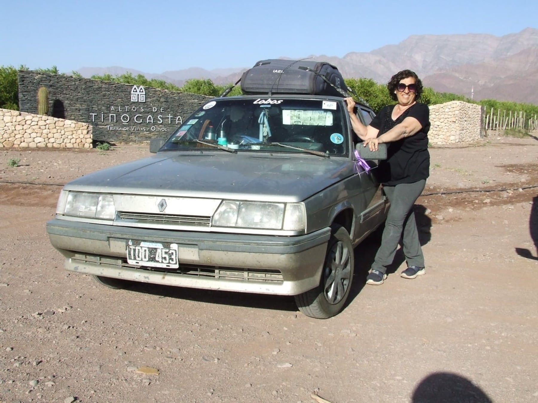 A los 63 años y con un auto adaptado como casa, una lobense recorre sola los pueblos del país