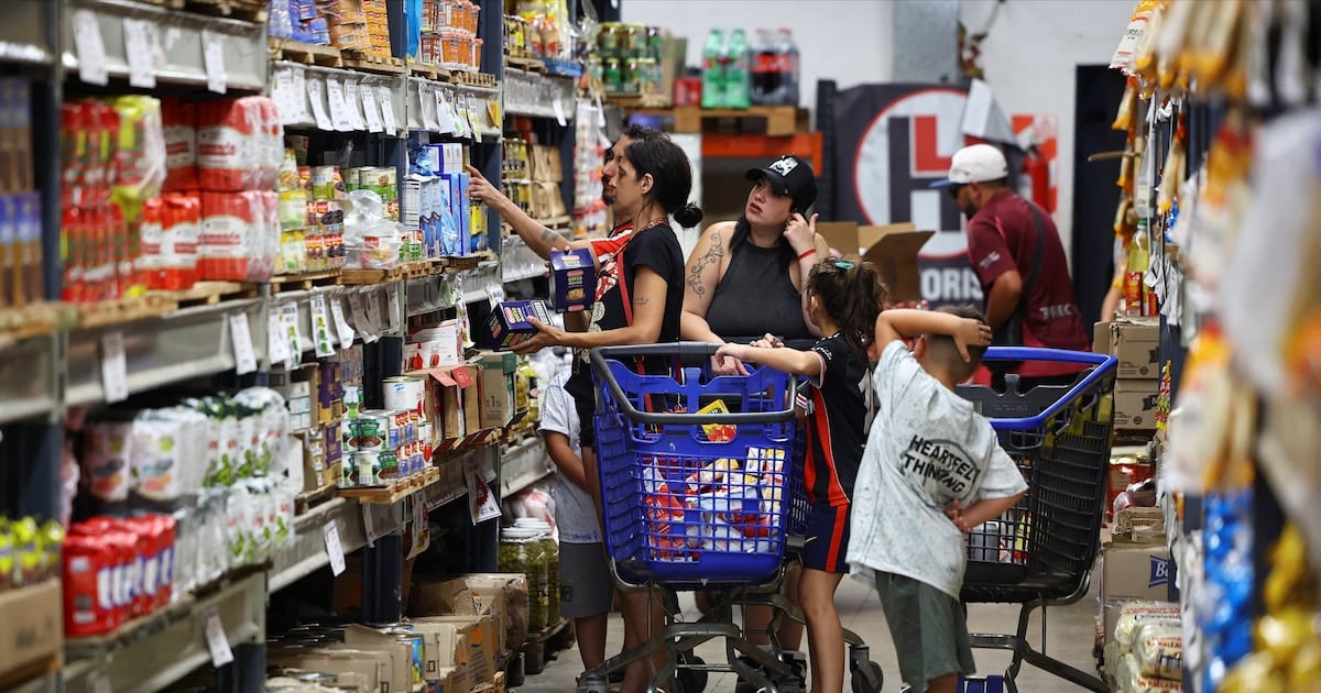 La inflación mensual se empecina en moverse entre 1,6% y 1,9% y los analistas extienden la sombra hasta 2027