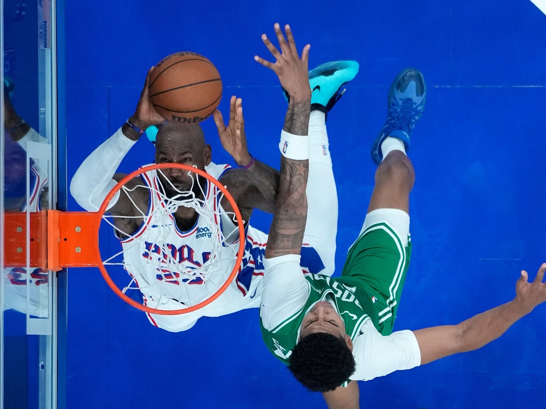 La volcada de LeBron que hizo vibrar al Xfinity Mobile y dejó una derrota que a nadie le importó