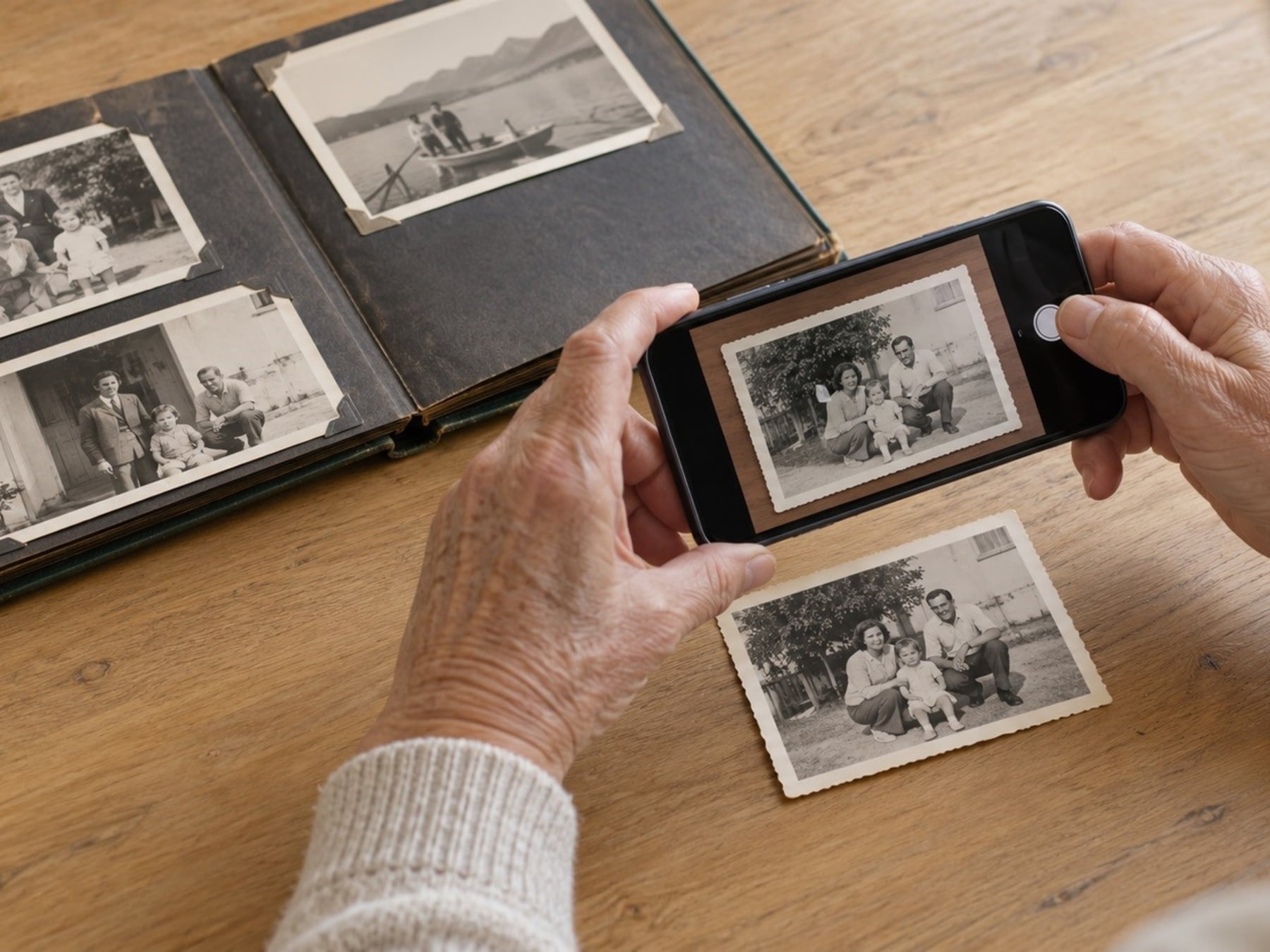 De la caja de zapatillas al celular: cómo transformar una vieja colección de fotos en un archivo que no se pierda