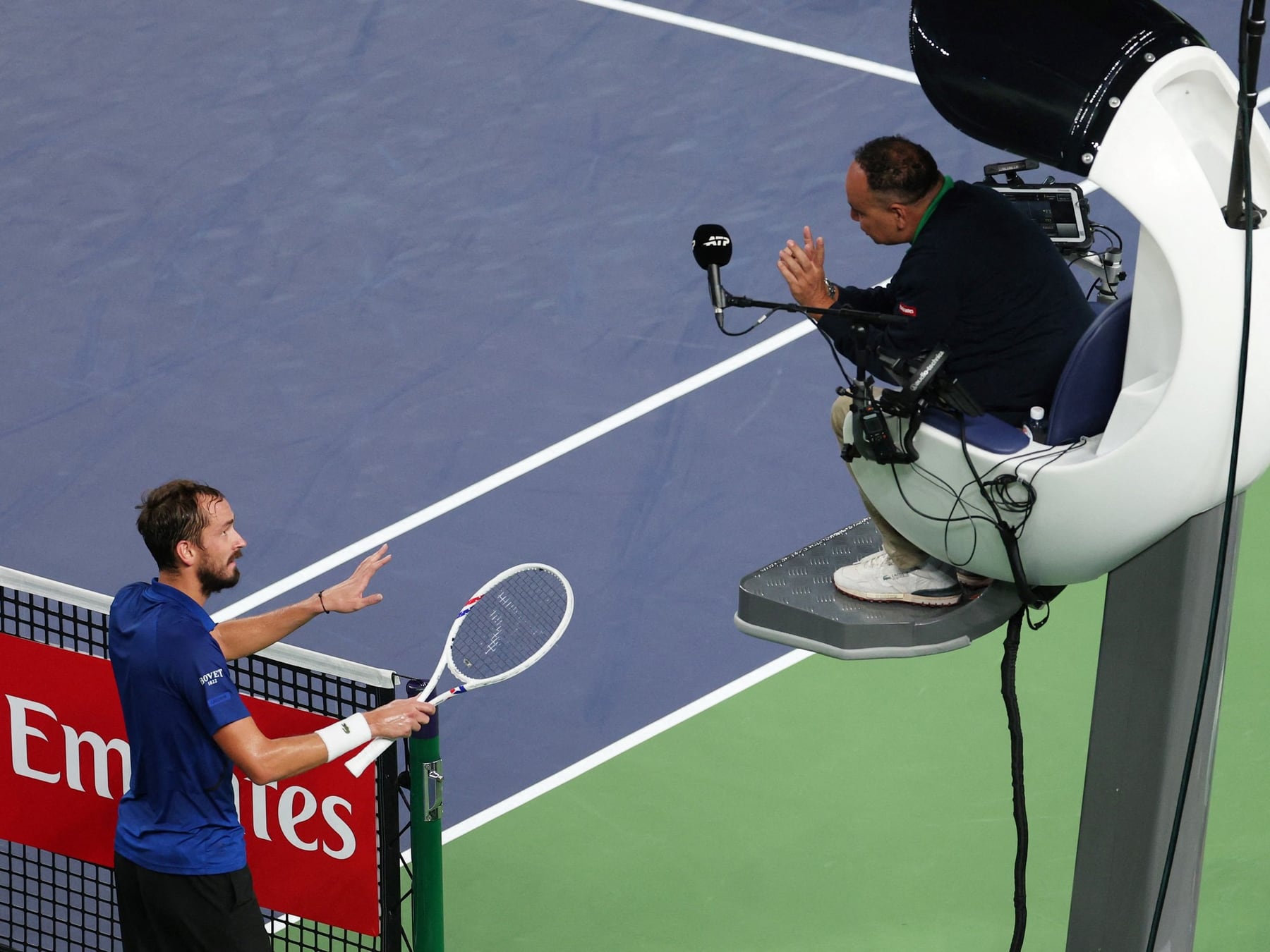Medvedev paró el mundo en Shanghái: se plantó en la red, amenazó con irse y terminó viendo la pelota que no quería ver