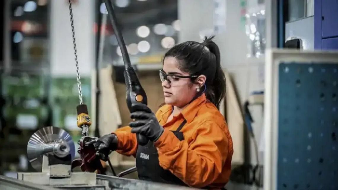La economía arrancó agosto sin aire: la industria y el comercio siguen sin levantar cabeza