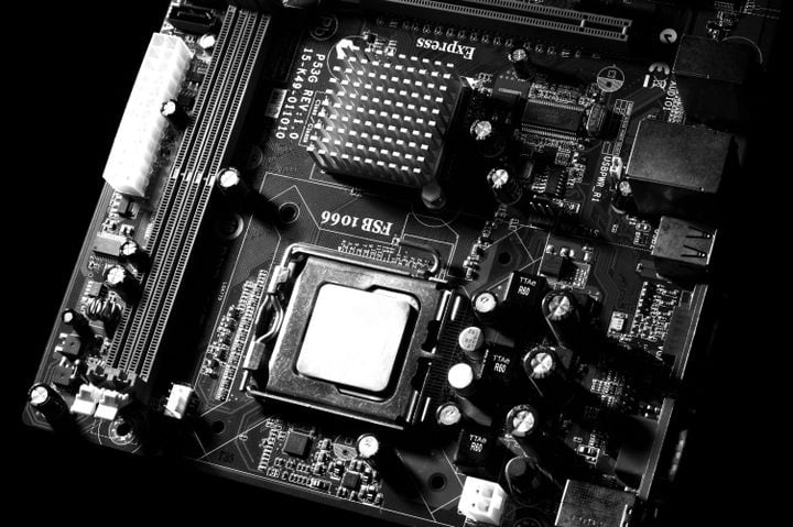 GIGABYTE lleva el animé al corazón de la PC: dos motherboards blancas con socket AM5 que miran de reojo al gamer y al coleccionista