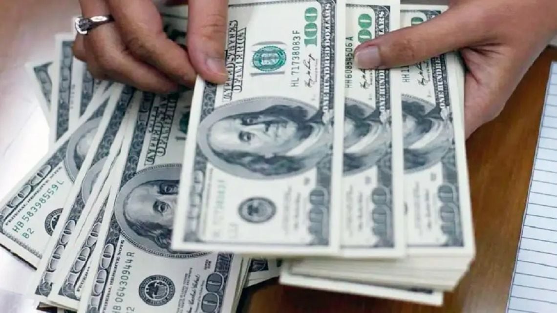 El dólar oficial llegó a un nuevo máximo y la brecha con el blue se redujo al 2,5%