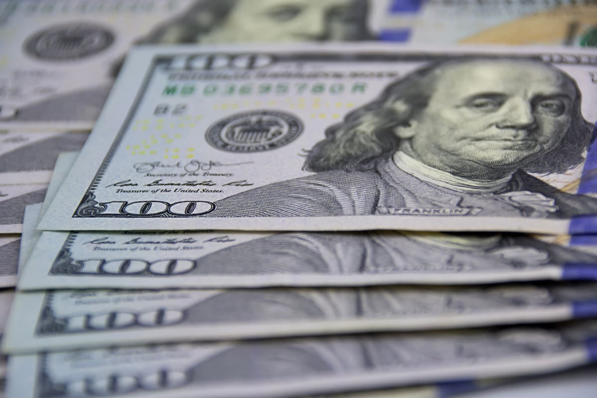 El dólar queda sin cambios el fin de semana, con una brecha mínima entre el oficial y el blue