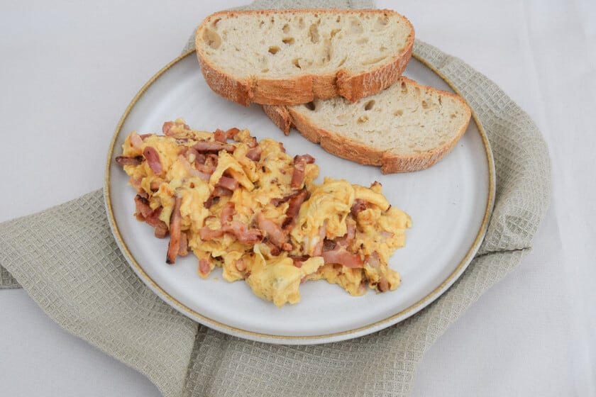 Huevos revueltos con bacon: cómo lograr una textura cremosa sin resecar el plato