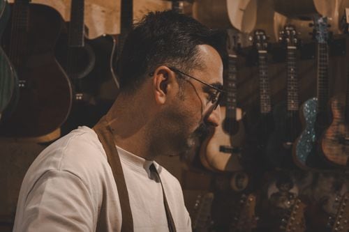 El oficio de la luthería neuquina toma forma entre madera, precisión y aprendizaje colectivo