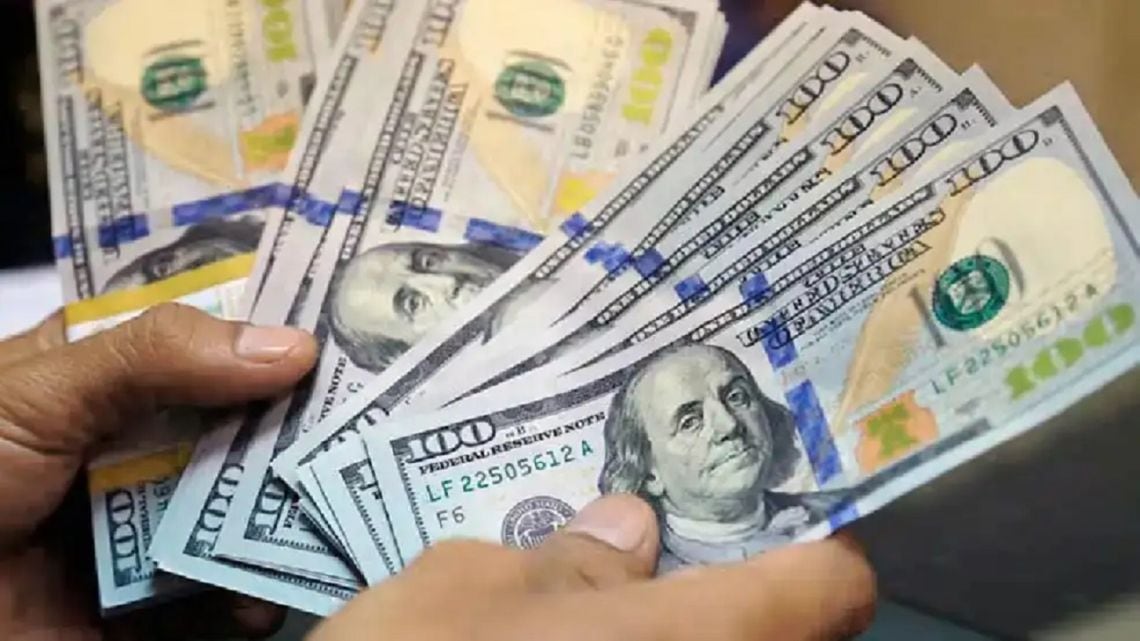 El dólar informal cerró a 1.575 pesos y las cotizaciones para girar divisas superaron los 1.670